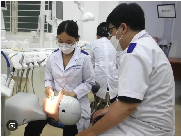 Bước vào giai đoạn nước rút của kỳ thi tốt nghiệp THPT và xét tuyển đại học, việc lựa chọn khối thi phù hợp giữ vai trò quyết định đến định hướng nghề nghiệp tương lai. Trong số các khối thi truyền thống, khối B luôn thu hút lượng lớn thí sinh đăng ký nhờ cơ hội việc làm rộng mở ở nhóm ngành Y Dược, Nông lâm nghiệp và Công nghệ sinh học. Tuy nhiên, nhiều học sinh thắc mắc khối b gồm những môn nào để bắt đầu lập kế hoạch ôn luyện bài bản ngay từ đầu.  Khối b gồm những môn nào?  Trước đây, khi nhắc đến khối B, hầu hết phụ huynh và học sinh đều nghĩ ngay đến 3 môn Toán, Hóa học và Sinh học. Thế nhưng, nhằm đa dạng hóa phương thức tuyển sinh và tạo thêm cơ hội cho thí sinh, Bộ Giáo dục và Đào tạo đã mở rộng khối B thành nhiều tổ hợp môn khác nhau.  Nếu bạn vẫn đang băn khoăn khối B gồm môn gì, dưới đây là danh sách tổng hợp các tổ hợp môn khối B được áp dụng phổ biến nhất trong các mùa tuyển sinh gần đây:    Tổ hợp b00 truyền thống  B00 (Toán, Hóa học, Sinh học): Đây là tổ hợp gốc kinh điển nhất của khối B. Hầu hết các trường đại học Y Dược lớn trên cả nước như Đại học Y Hà Nội, Đại học Y Dược TP.HCM hay Đại học Y Dược Thái Bình đều sử dụng B00 làm tổ hợp xét tuyển chủ đạo cho các ngành bác sĩ đa khoa, răng hàm mặt, dược học và điều dưỡng.  Các tổ hợp mở rộng của khối b  Sự xuất hiện của các tổ hợp biến thể giúp những thí sinh có thế mạnh ở các môn học khác vẫn có thể đăng ký xét tuyển vào các ngành nghề yêu thích thuộc khối B:  B01 (Toán, Sinh học, Lịch sử): Sự kết hợp giữa môn tự nhiên và môn xã hội, mở ra cơ hội cho những bạn có tư duy logic kết hợp khả năng ghi nhớ dữ kiện lịch sử.  B02 (Toán, Sinh học, Địa lý): Thích hợp cho thí sinh muốn theo học các ngành Môi trường, Địa chất hoặc Nông nghiệp.  B03 (Toán, Sinh học, Ngữ văn): Tổ hợp kết hợp cả môn tự nhiên lẫn môn xã hội nền tảng, phù hợp với các ngành Tâm lý học hoặc Y tế công cộng.  B04 (Toán, Sinh học, Giáo dục công dân): Sự lựa chọn mới mẻ cho các ngành Quản lý y tế hoặc Đào tạo sư phạm.  B08 (Toán, Sinh học, Tiếng Anh): Tổ hợp cực kỳ đắt giá trong thời đại hội nhập, vừa xét tuyển được các ngành Y sinh vừa tạo lợi thế ngoại ngữ khi ra trường.  Nắm rõ thông tin khối b gồm những môn nào giúp bạn lựa chọn đúng tổ hợp phản ánh chính xác nhất năng lực cá nhân, từ đó tối ưu hóa tổng điểm thi.  Top ngành học xét tuyển khối b tiềm năng nhất  Khối B không chỉ bó hẹp trong không gian phòng cấp cứu hay tiệm thuốc. Rất nhiều ngành nghề hiện đại đang mở rộng cửa đón chào các tân sinh viên khối B với mức thu nhập hấp dẫn và triển vọng thăng tiến cao. Thường xuyên theo dõi các bản tin giáo dục, bạn sẽ thấy nhóm ngành khối B luôn giữ vững độ hot qua từng năm.  Nhóm ngành y dược và sức khỏe  Y khoa (Bác sĩ đa khoa): Ngành học đòi hỏi điểm số đầu vào thuộc hàng cao nhất. Thời gian đào tạo kéo dài 6 năm nhưng đổi lại là vị thế xã hội cao cùng cơ hội làm việc rộng mở tại các bệnh viện công lập lẫn tư nhân.  Dược học: Đào tạo chuyên sâu về thuốc, độc chất và phương pháp điều trị. Sinh viên tốt nghiệp có thể làm việc tại các nhà máy sản xuất dược phẩm, làm trình dược viên hoặc tự mở nhà thuốc.  Răng - Hàm - Mặt: Ngành học có thu nhập ấn tượng, tập trung vào chẩn đoán và điều trị các vấn đề nha khoa thẩm mỹ lẫn phục hồi.  Điều dưỡng và Kỹ thuật y học: Nhóm ngành đang thiếu hụt nhân lực trầm trọng cả trong nước lẫn thị trường xuất khẩu lao động sang Nhật Bản, Đức.  Nhóm ngành công nghệ sinh học và môi trường  Công nghệ sinh học: Nghiên cứu áp dụng sinh vật sống để tạo ra các sản phẩm y học, thực phẩm hoặc nông nghiệp công nghệ cao. Đây là ngành mũi nhọn trong kỷ nguyên công nghệ.  Kỹ thuật môi trường: Giải quyết các bài toán về xử lý chất thải, biến đổi khí hậu và quản lý tài nguyên thiên nhiên. Các tập đoàn đa quốc gia hiện nay đều cần nhân sự chuyên trách mảng môi trường và phát triển bền vững.  Công nghệ thực phẩm: Chế biến, bảo quản và kiểm định chất lượng nông sản, thực phẩm. Thị trường tuyển sinh ngành này luôn sôi động với sự góp mặt của vô số doanh nghiệp chế biến lớn.  Nhóm ngành nông - lâm - thủy sản và sư phạm  Chăn nuôi - Thủy sản: Áp dụng kỹ thuật tiên tiến vào việc nuôi trồng, quản lý trang trại quy mô lớn.  Sư phạm Sinh học và Sư phạm Hóa học: Dành cho những ai có niềm đam mê truyền đạt kiến thức, mong muốn cống hiến cho sự nghiệp giáo dục.  Khi tìm hiểu kỹ khối b gồm những môn nào, thí sinh dễ dàng đối chiếu sở thích cá nhân với yêu cầu của từng ngành học để đưa ra quyết định chính xác.  Bí quyết ôn thi các môn thi khối b bứt phá điểm số  Để đạt được điểm số mơ ước, học sinh cần thiết lập lộ trình học tập khoa học cho từng môn học trong tổ hợp đã chọn. Việc nắm vững phương pháp cho các môn thi khối B sẽ giúp bạn tiết kiệm thời gian và đạt hiệu quả tối đa.  Môn toán  Toán là môn học bắt buộc trong hầu hết các tổ hợp khối B. Đề thi Toán tốt nghiệp THPT thường có tính phân hóa cao ở 10 câu cuối.  Phải nắm chắc toàn bộ lý thuyết và các dạng bài tập cơ bản trong SGK để ăn trọn 7 điểm đầu tiên.  Luyện tập kỹ năng bấm máy tính Casio giải nhanh các dạng toán trắc nghiệm hàm số, tích phân, hình học không gian.  Dành thời gian giải đề thi thử của các trường chuyên để rèn phản xạ với các câu hỏi vận dụng cao.  Môn hóa học  Hóa học đòi hỏi sự chính xác tuyệt đối trong các phản ứng và công thức tính toán.  Học chắc bảng tuần hoàn, tính chất hóa học đặc trưng của từng nhóm đơn chất, hợp chất vô cơ và hữu cơ.  Phân loại bài tập theo các dạng bài quen thuộc như: bảo toàn khối lượng, bảo toàn electron, bài tập đồ thị, thủy phân peptit.  Đọc kỹ các câu hỏi lý thuyết đếm mệnh đề đúng sai vì đây là phần rất dễ mất điểm tiếc nuối.  Môn sinh học  Sinh học là môn 'xương sống' của khối B. Kiến thức môn Sinh rải rộng nhưng có tính liên kết hệ thống chặt chẽ.  Nắm vững cơ chế di truyền và biến dị ở cấp độ phân tử lẫn tế bào.  Rèn luyện kỹ năng làm các bài tập quy luật di truyền, di truyền quần thể và di truyền người.  Không bỏ qua các chương Sinh thái học và Tiến hóa vì đây là những phần lấy điểm lý thuyết dễ nhất trong đề thi.  Bên cạnh việc tự ôn luyện, các bạn học sinh nên thường xuyên theo dõi các bản tin tổng hợp về kỳ thi để cập nhật sớm nhất đề thi minh họa, cấu trúc ma trận đề cũng như các điều chỉnh về quy chế tuyển sinh của Bộ Giáo dục và Đào tạo.  Thắc mắc thường gặp cho sĩ tử chọn khối b  Trong quá trình chuẩn bị cho kỳ thi, nhiều sĩ tử gặp phải những thắc mắc chung liên quan đến việc chọn khối thi và cơ hội nghề nghiệp.  Học dốt toán có thi được khối b không?  Toán xuất hiện trong 100% các tổ hợp môn khối B. Tuy nhiên, nếu học chưa tốt môn Toán, bạn vẫn có thể gỡ điểm bằng hai môn còn lại nếu học cực kỳ xuất sắc môn Sinh và Hóa. Dù vậy, đầu tư thời gian nâng điểm Toán lên mức trung bình khá (từ 7 điểm trở lên) vẫn là lựa chọn an toàn nhất để tăng cơ hội trúng tuyển.  Con gái học khối b nên chọn ngành gì?  Các bạn nữ theo học khối B có rất nhiều lựa chọn phù hợp như: Dược học, Điều dưỡng, Kỹ thuật xét nghiệm y học, Công nghệ thực phẩm, Tâm lý học hoặc Sư phạm. Các ngành này vừa nhẹ nhàng về mặt thể lực vừa đúng với thế mạnh tỉ mỉ, cẩn thận của phái nữ.  Việc nắm vững khối b gồm những môn nào cùng thông tin về các ngành học liên quan sẽ giúp các bạn học sinh lớp 12 tự tin xây dựng kế hoạch học tập hiệu quả. Hãy bắt đầu ôn luyện ngay hôm nay để chạm tay vào ước mơ đại học.  Nguồn: Sưu tầm